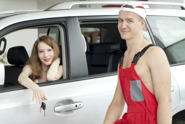 Ung kvinna och man nära bil — Stockfoto
