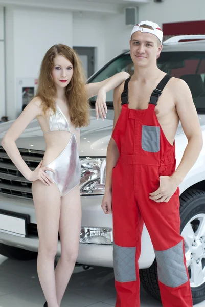 Young pretty woman and man near car — Stock Photo, Image