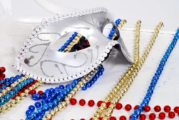 Gümüş karnaval maskesi ve boncuk arka plan — Stok fotoğraf
