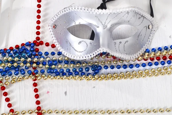 Carnaval prata máscara wirh cor grânulos — Fotografia de Stock