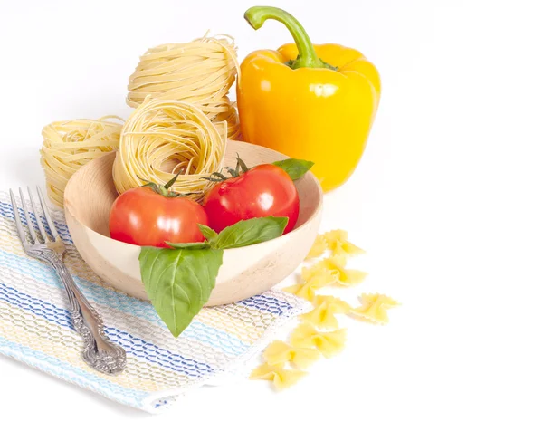 Pomodoro, maccheroni e basilico verde — Foto Stock