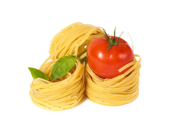 Pomodoro, maccheroni e basilico verde — Foto Stock