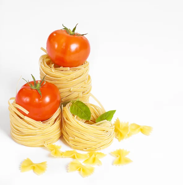 Tomat, makaroner och grön basilika — Stockfoto