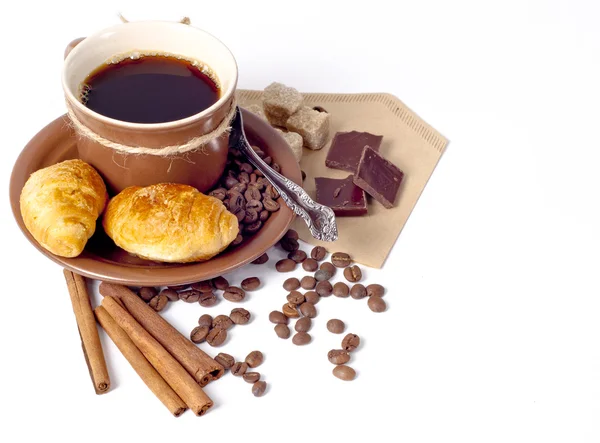 Kaffe bakgrund med croissant — Stockfoto