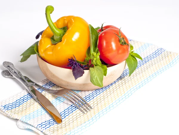 Rajče, paprika, červená a zelená bazalka — Stock fotografie
