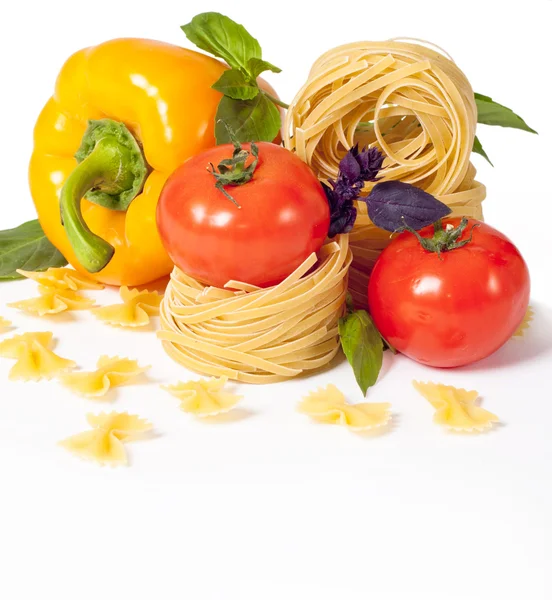 Tomat, makaroner röd och grön basilika — Stockfoto
