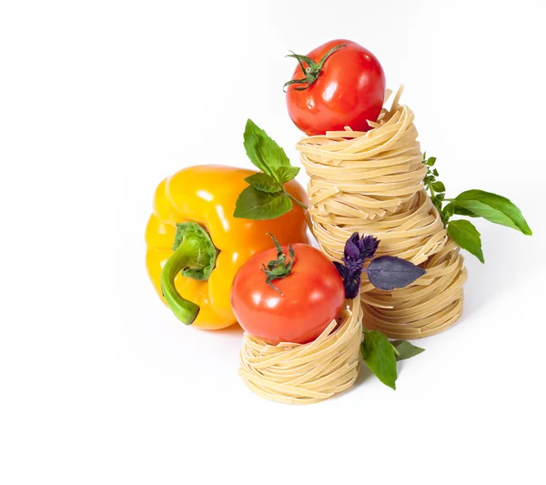 Помидор, макароны красный и зеленый базилик — стоковое фото