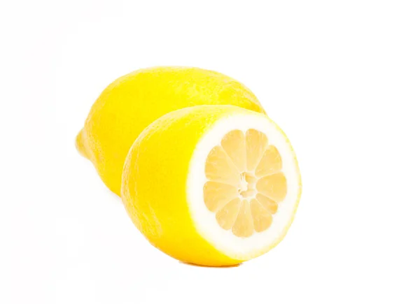 レモンは全体と半分 — ストック写真