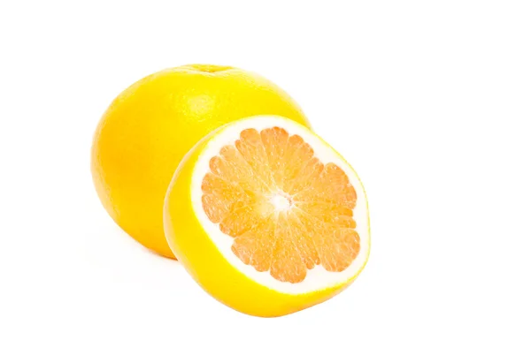 Грейпфрут цельный и наполовину — стоковое фото