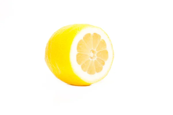熟したレモンの半分 — ストック写真