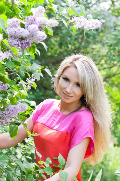 Girl at the bush of lilac — Stock Photo, Image
