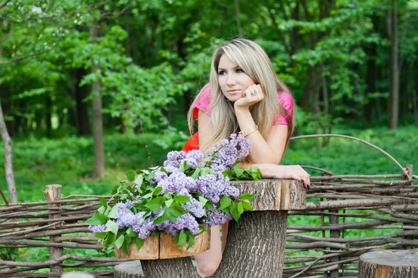 Chica con el ramo de lila —  Fotos de Stock