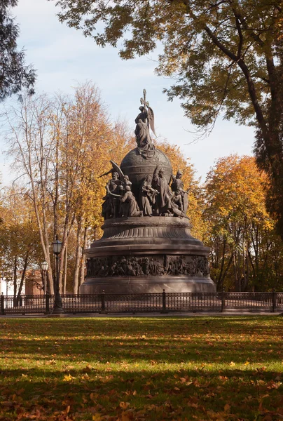 Памятник в осеннем парке — стоковое фото