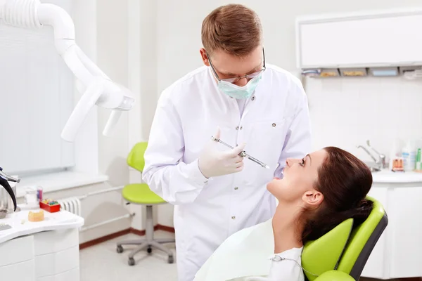 In de tandheelkundige kliniek — Stockfoto