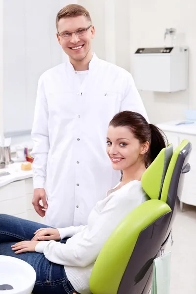O dentista e o paciente — Fotografia de Stock