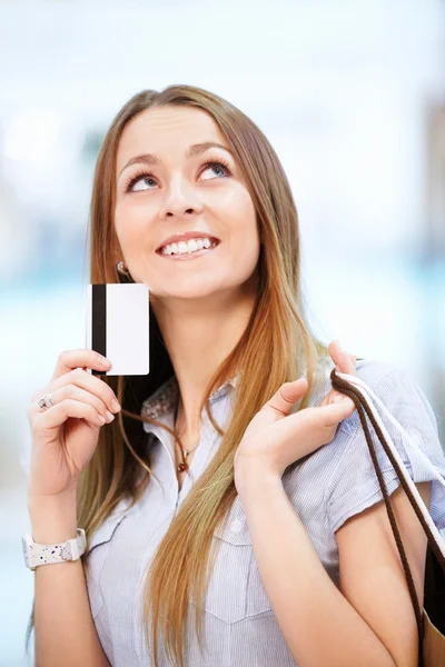 Девушка с кредитной картой — стоковое фото