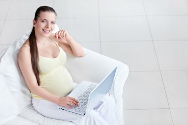 bir dizüstü bilgisayar ile hamile