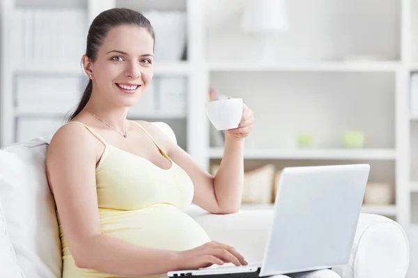 Gravid med en bärbar dator — Stockfoto