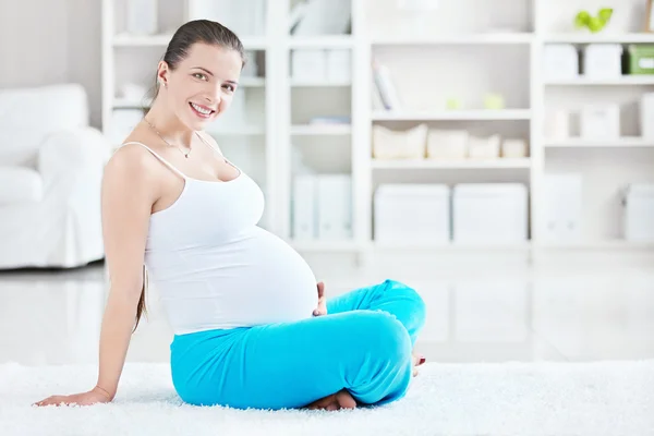 Giovane donna incinta — Foto Stock