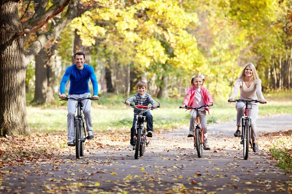 Familia en bicicleta — Foto de Stock