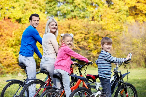 Семья на велосипедах — стоковое фото
