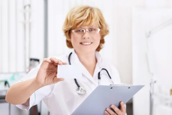 Médico com cartão de visita — Fotografia de Stock