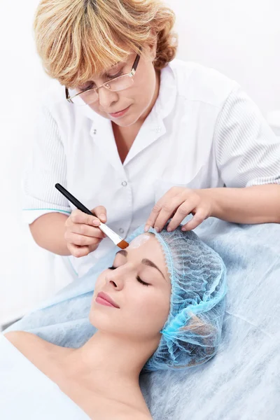 Beauty with a patient — Stock Photo, Image