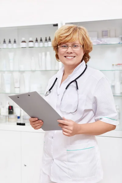 Glimlachende dokter — Stockfoto