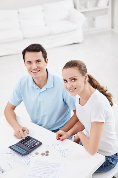 Een jong koppel met geld — Stockfoto