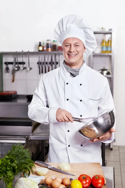 O cozinheiro na cozinha — Fotografia de Stock