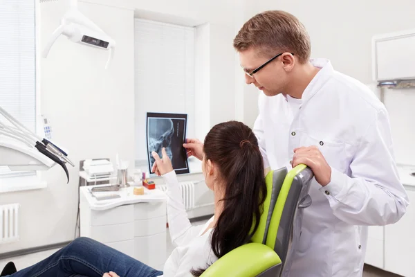 In de tandheelkundige kliniek — Stockfoto