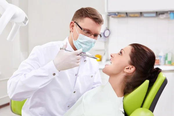 De tandarts behandelt tand meisje — Stockfoto
