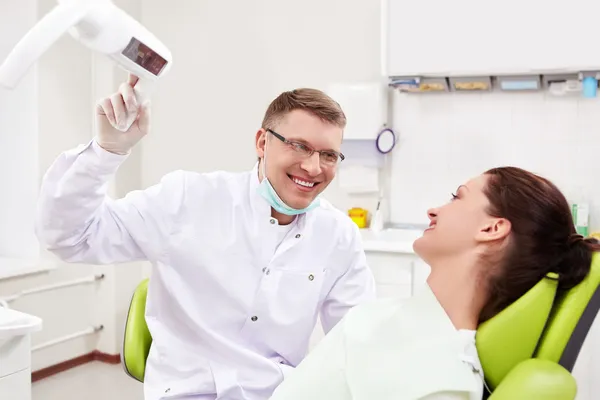 El paciente en el dentista — Foto de Stock