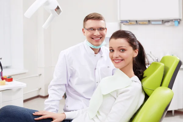 Un dentista y una chica — Foto de Stock