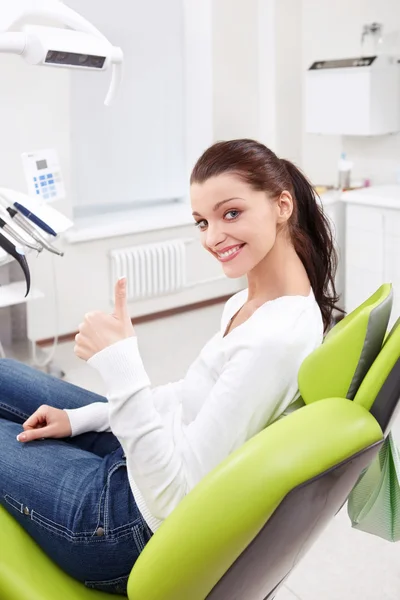 Ragazza in odontoiatria — Foto Stock