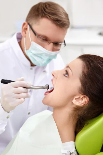 El paciente en el dentista — Foto de Stock