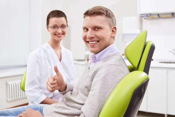 Um homem com um dentista — Fotografia de Stock