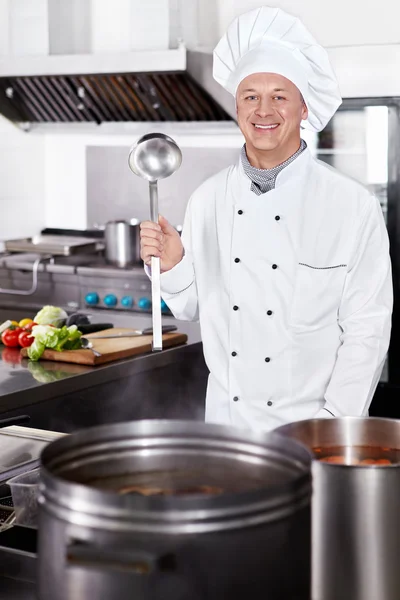 Kochen mit Koch — Stockfoto