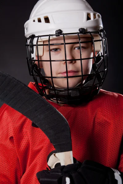 Портрет молодого улыбающегося хоккеиста — стоковое фото