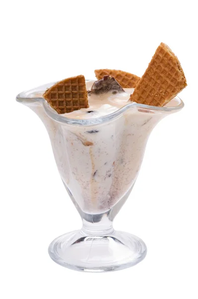 Морозиво з вафельками на білому — стокове фото