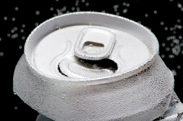 Zmačkaný nápoje mohou s bubliny makro — Stock fotografie