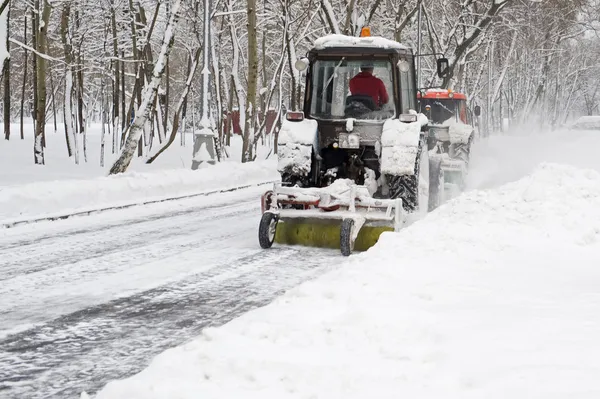 Odklízení sněhu dvě traktoru — Stock fotografie