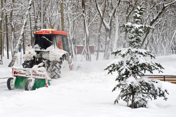 小型トラクター除雪 — ストック写真