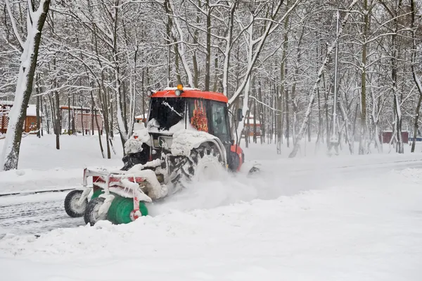 Liten traktor snöröjning i parken — Stockfoto