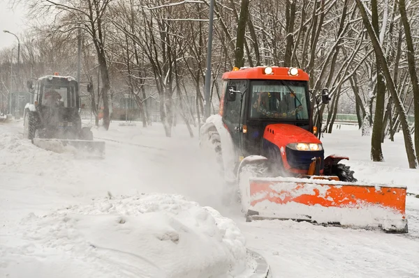 Usuwanie śniegu dwa ciągnika w parku — Zdjęcie stockowe