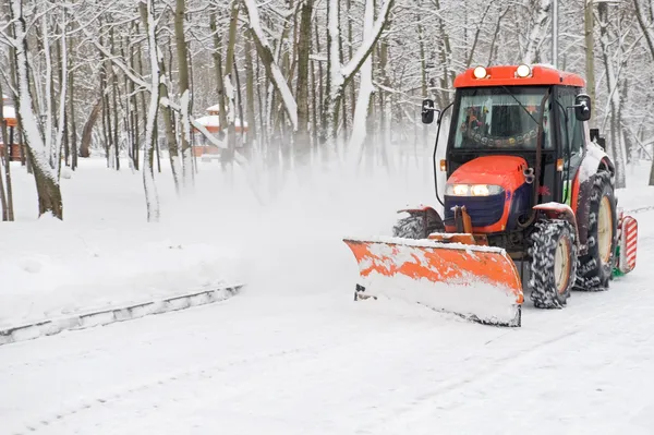 Vintern snöröjning en liten traktor — Stockfoto