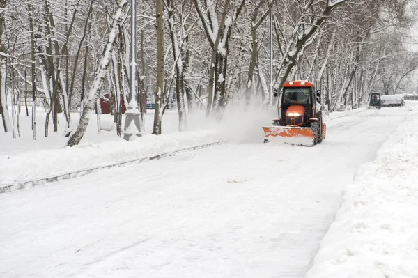 Usuwanie śniegu ciągnika — Zdjęcie stockowe