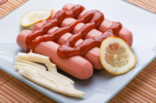 Salsiccia sul piatto — Foto Stock
