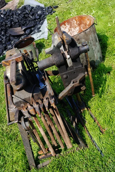 工具、 铁锤和铁砧 — 图库照片