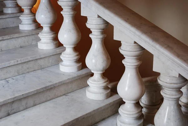 Antiguas escaleras marmorales con balaustres —  Fotos de Stock